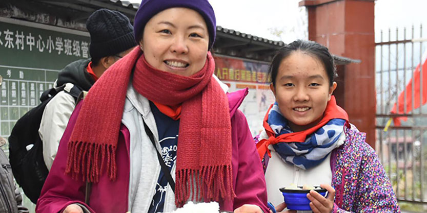 Wendy and her daughter brave the cold to visit children in Yunnan.