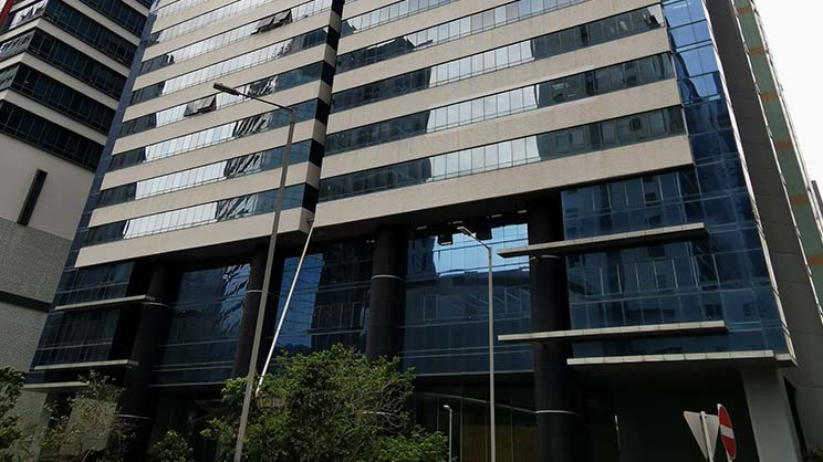 Building with glass panel