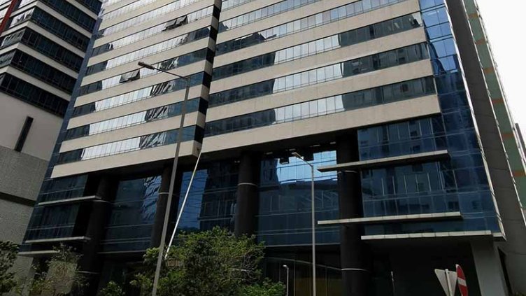 Building with glass panel