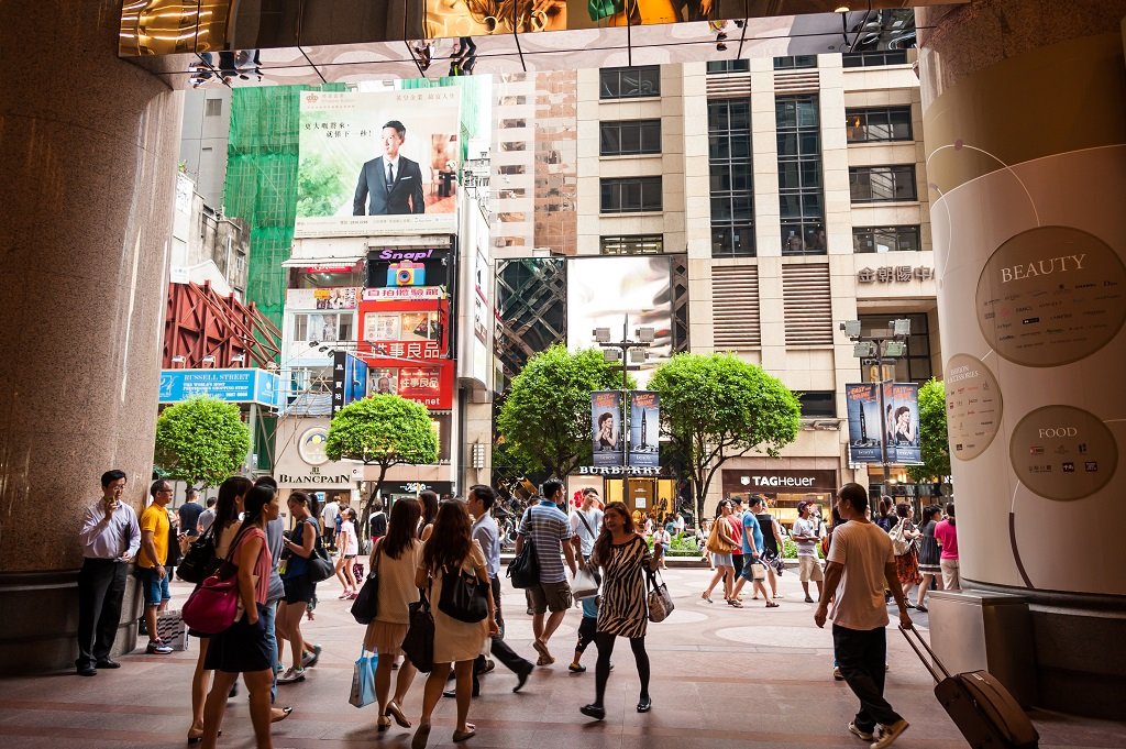 HONGKONG , CHINA-JULY 7 : Lifestyles of Hong Kong, popular with walkers. And take the metro in the main thoroughfare daily. at Russell Street on July 7,2014 in Hong Kong