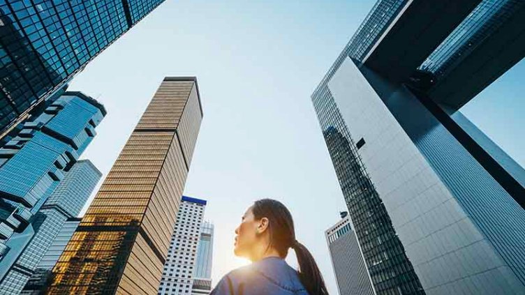 Women is standing and seeing building