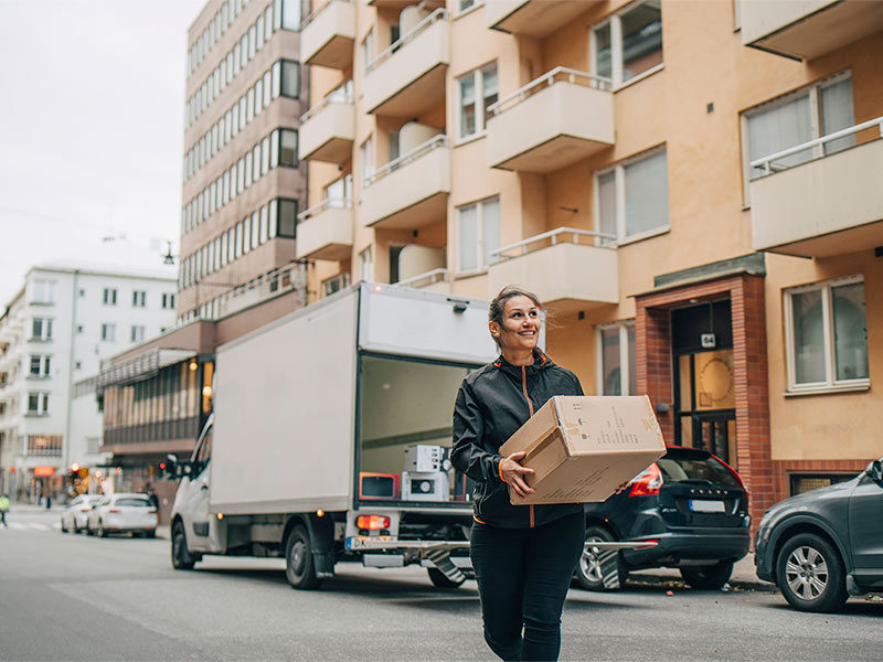 A women from logistics is delivering package